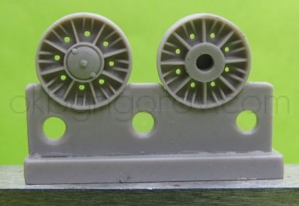 1/72 Wheels for KV, Cast with ribs and 8 circular apertures, late 1943 type