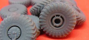 1/72 Wheels for ZiL-135/Luna-M((FROG-7))/Uragan (Trumpeter) (S72600)